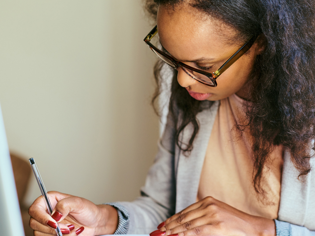 Junge Frau dokumentiert ihre Psoriasis zur Berechnung des Schweregrads