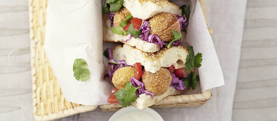 Rezept für eine gesunde und ausgewogene Ernährung bei Schuppenflechte: Falafeltaschen mit Krautsalat Falafeltaschen mit Krautsalat