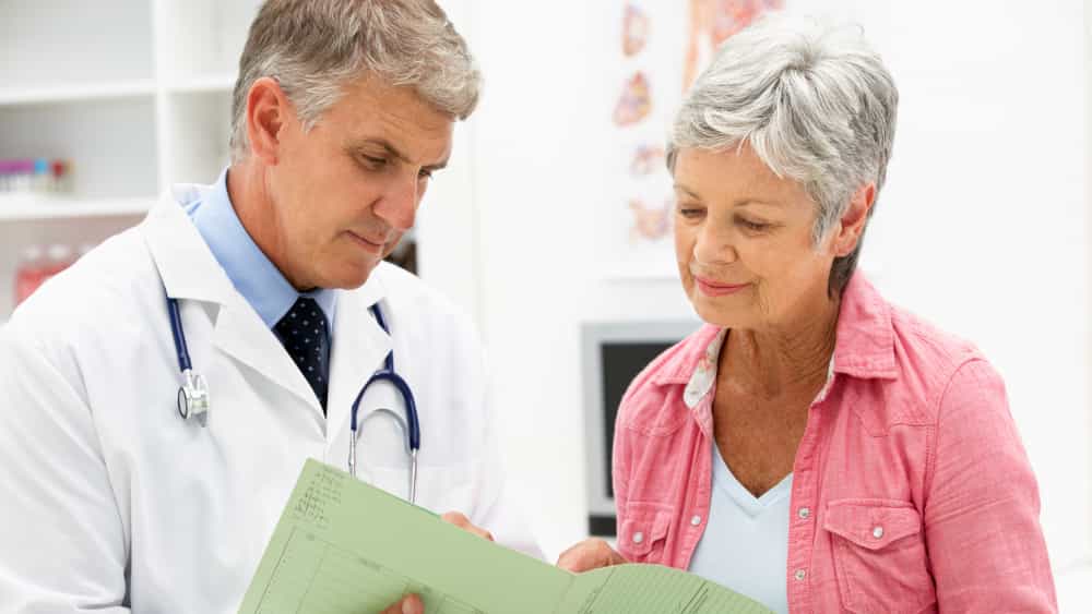 Therapieentscheidung bei Lungenkrebs im ärztlichen Gespräch Onkologe bespricht mit einer älteren Patientin mit Lungenkrebs die gemeinsame Therapieentscheidung.