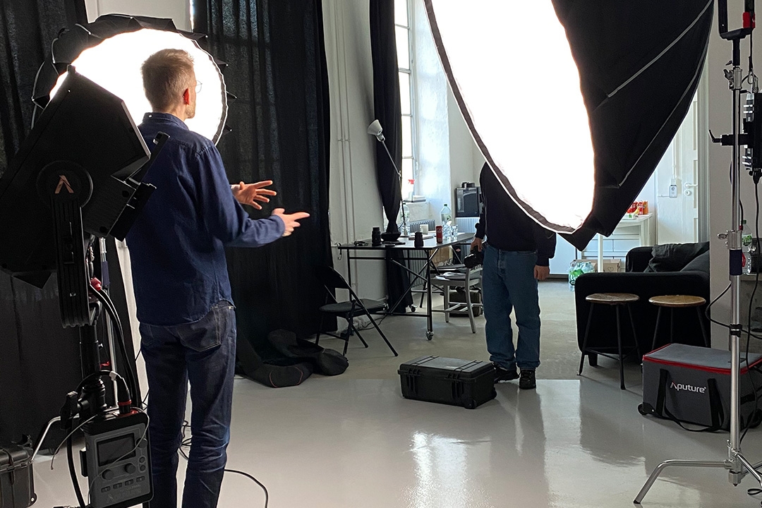 Daniel im Fotostudio vor der Kamera