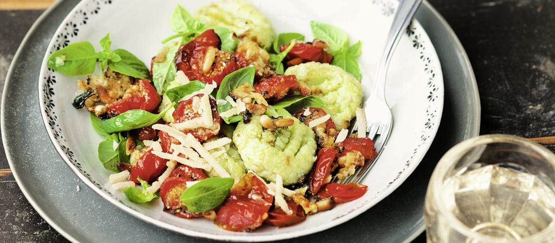 Leckeres und gesundes Rezept bei Schuppenflechte: Petersiliengnocchi mit Ofentomaten Petersiliengnocchi mit Ofentomaten