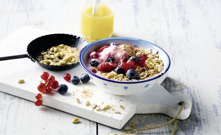 Rezepte bei Psoriasis & Psoriasis Arthritis: Dinkelmüsli mit Beerenjoghurt Dinkelmüsli mit Beerenjoghurt
