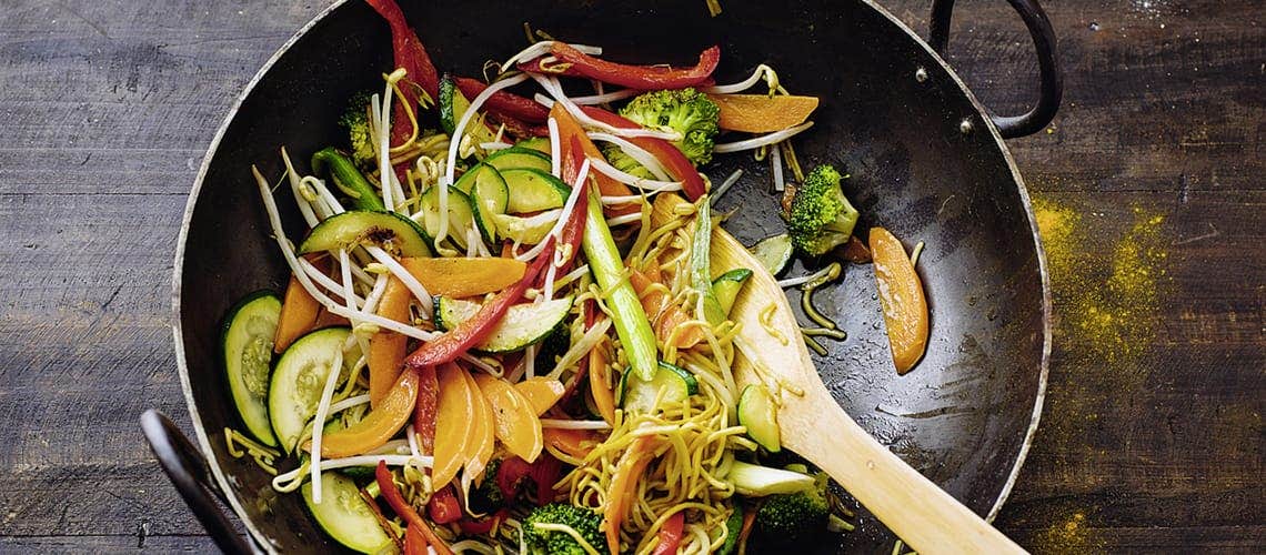 Gesunde Ernährung bei Schuppenflechte - Rezept: Woknudelpfanne Woknudelpfanne