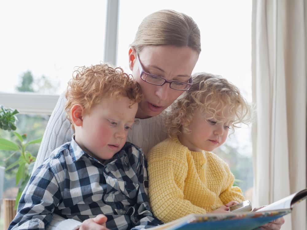Mutter erklärt ihren zwei jungen Kindern wieso sich ein Gentest bei erblichen Netzhauterkrankungen lohnt Eine Mutter erklärt ihren zwei jungen Kindern wieso sich ein Gentest bei erblichen Netzhauterkrankungen lohnt