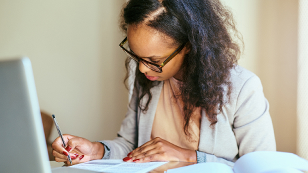Junge Frau dokumentiert ihre Psoriasis zur Berechnung des Schweregrads