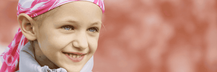 An Krebs erkranktes Kind lächelt