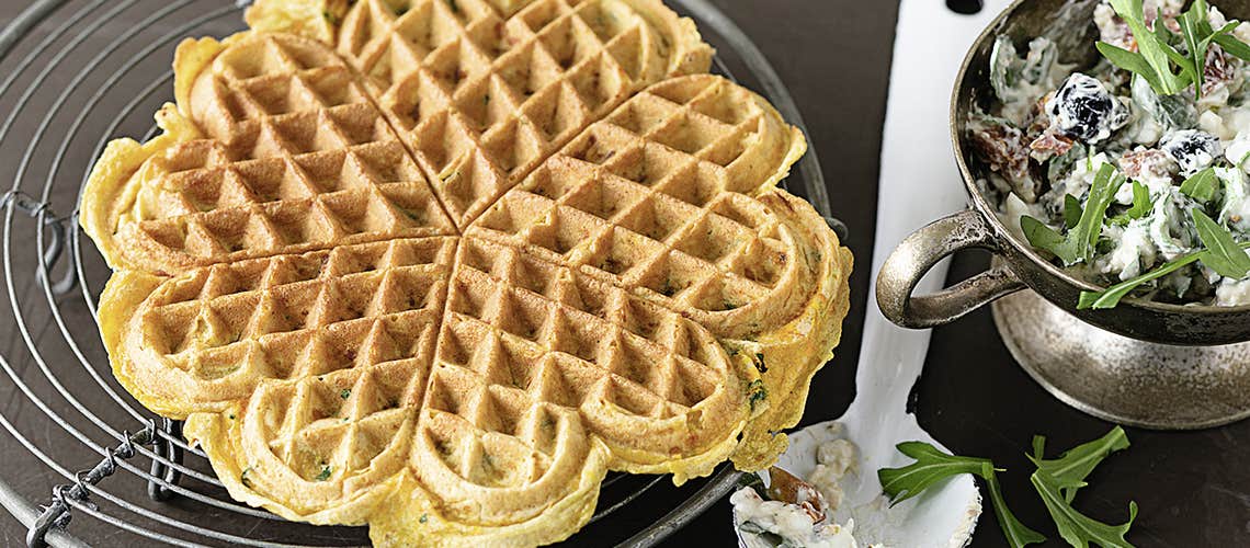 Rezept für eine gesunde und ausgewogene Ernährung bei Schuppenflechte: Kürbiswaffeln mit Rucoladip Kürbiswaffeln mit Rucoladip