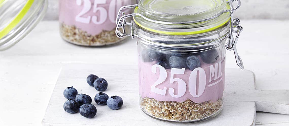 Rezept für eine entzündungshemmende Ernährung bei Schuppenflechte (Psoriasis): Beeren-Kokos-Cheesecake im Glas Beeren-Kokos-Cheesecake im Glas