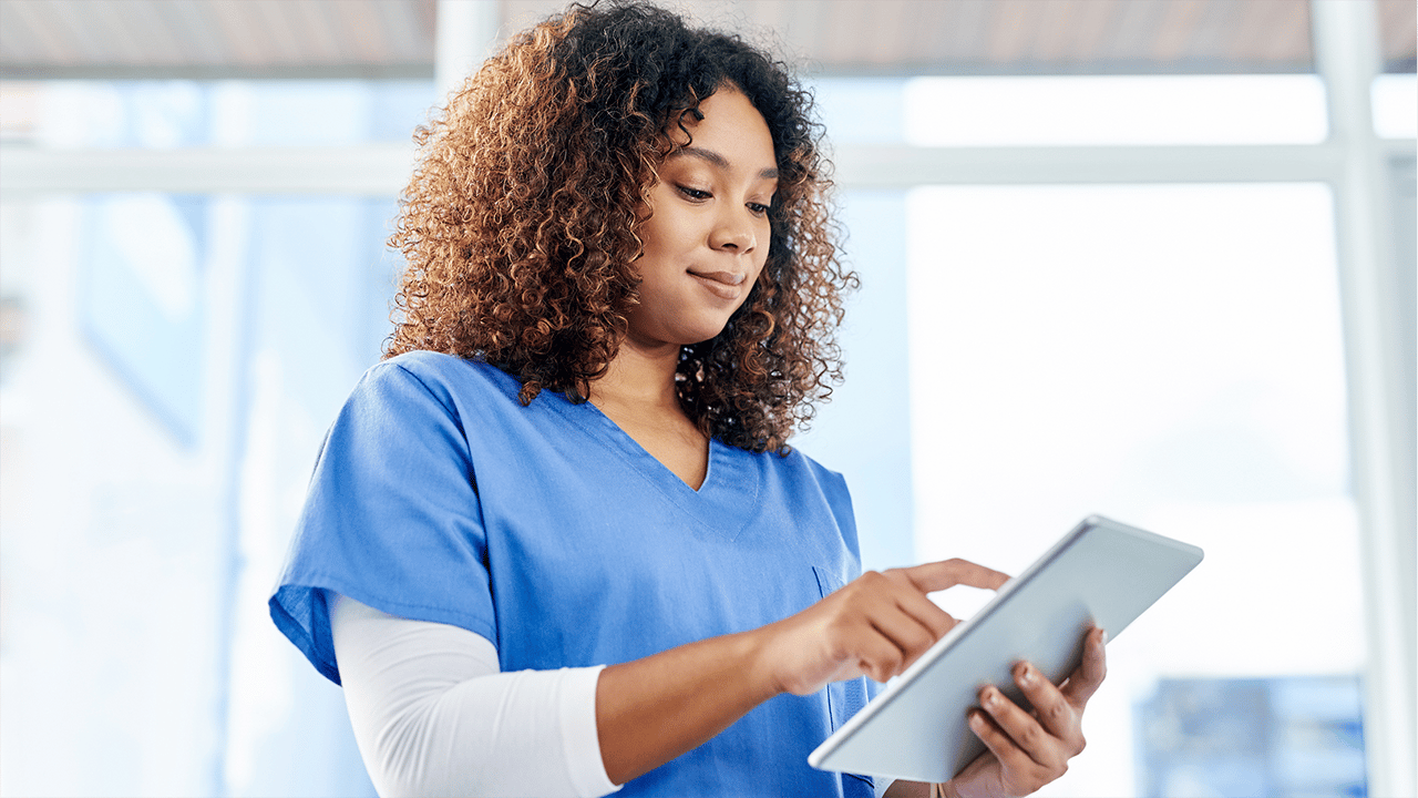 Krankenschwester mit einem Tablet Krankenschwester bei der Arbeit mit einem digitalen Tablet.