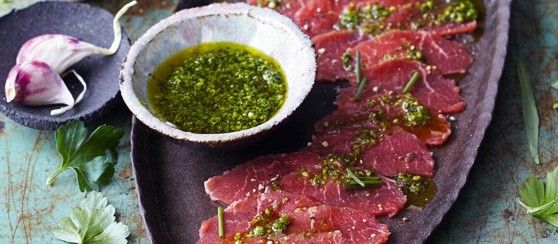 Rezept für eine gesunde und ausgewogene Ernährung bei Schuppenflechte: Lammcarpaccio mit Salsa Verde Lammcarpaccio mit Salsa Verde
