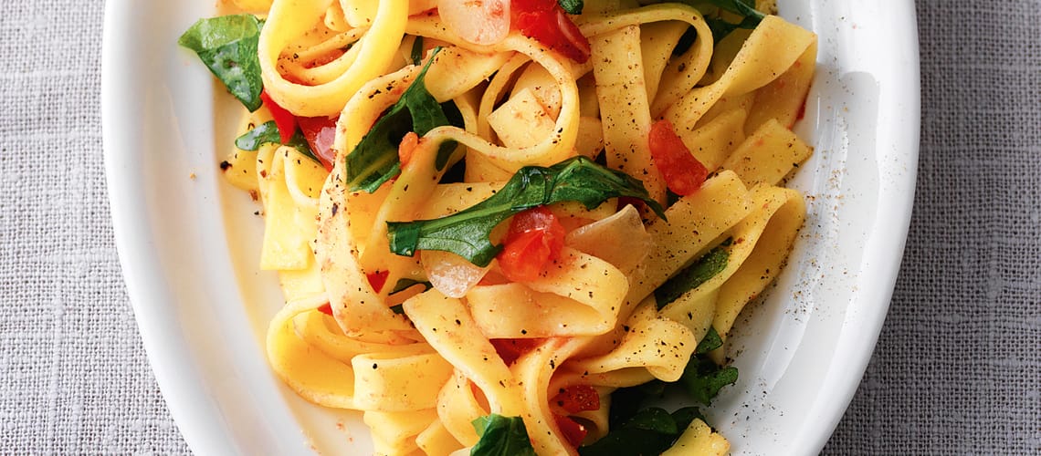 Rezept bei Schuppenflechte: Tomaten-Rucola-Nudeln