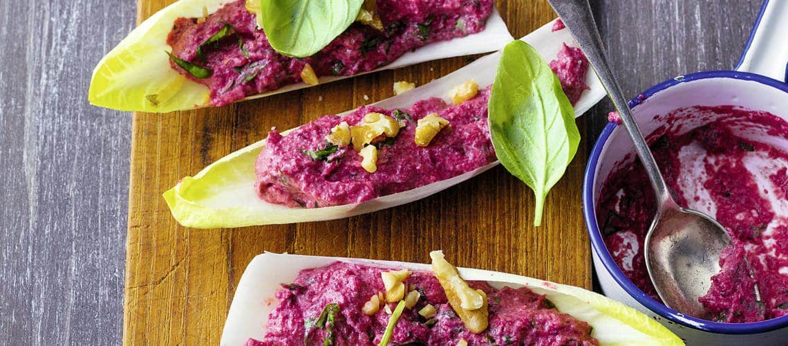 Rezept für eine entzündungshemmende Ernährung bei Schuppenflechte (Psoriasis): Gefüllte Chicorréeschiffchen mit Rote-Bete-Schafskäse-Creme Gefüllte Chicoréeschiffchen mit Rote-Bete-Schafskäse-Creme