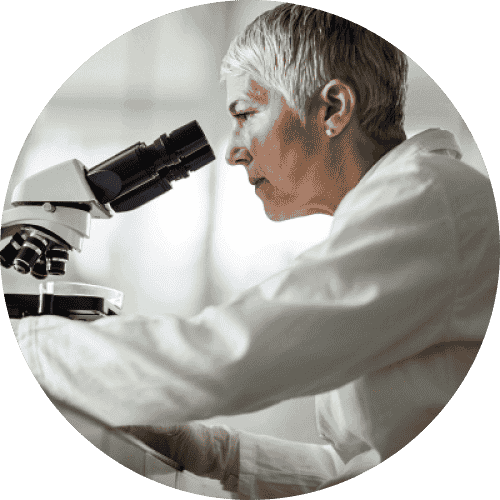Eine Wissenschaftlerin schaut sich Genmutationen der Retinitis Pigmentosa unter dem Mikroskop an