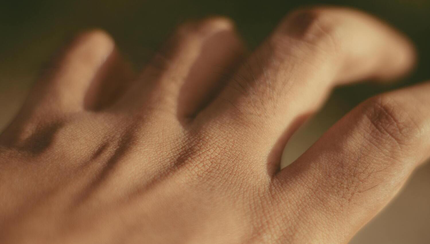 Does_Cracking_Knuckles_Cause_Arthritis_(1).jpg
