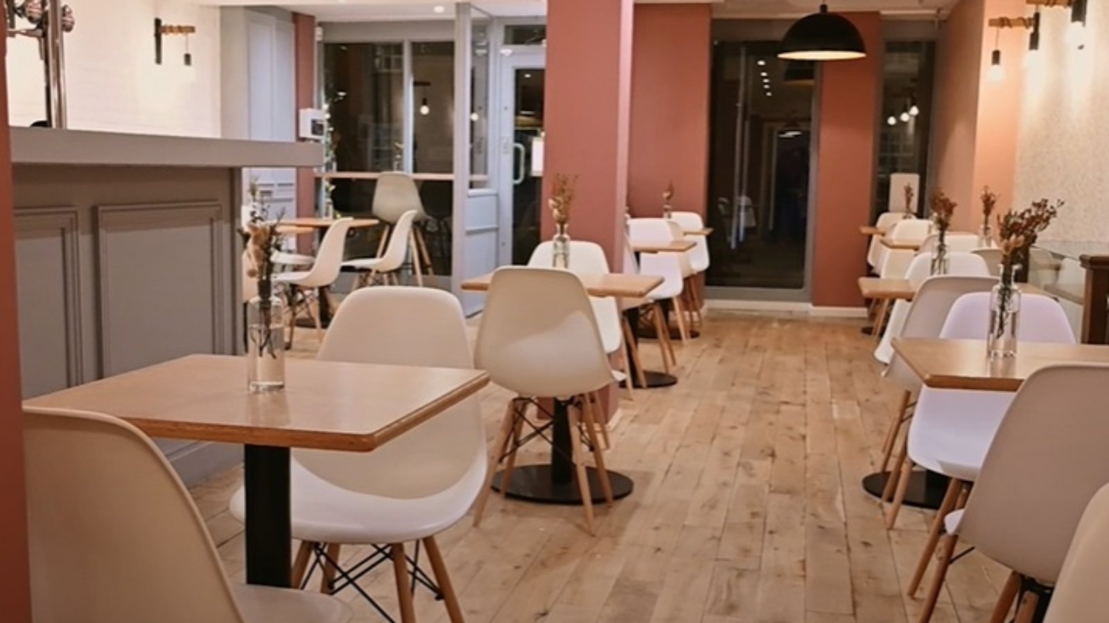 Elenas Bistro Int 001