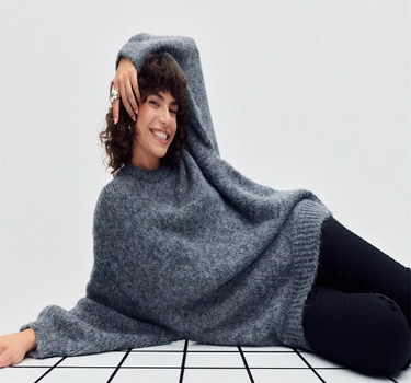 Gina Tricot kvinna med oversize stickad tröja