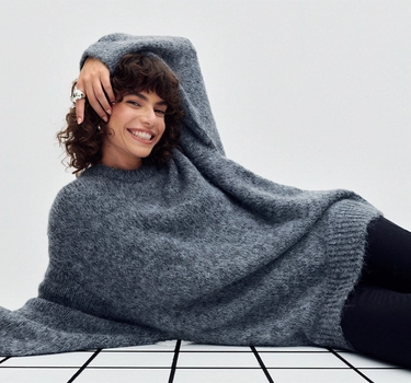 Gina Tricot kvinna med oversize stickad tröja