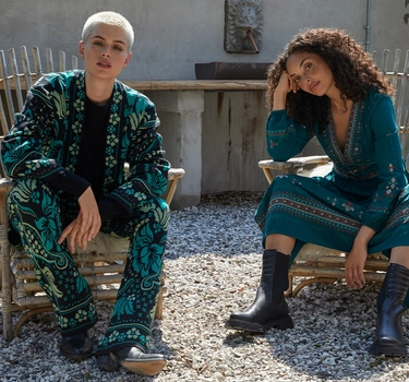 Odd Molly 2 kvinnor med mönstrade kläder