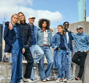 Unga tjejer och killar i stadsmiljö med Jack & Jones-kläder