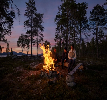 Norrøna man och två kvinnor vid lägereld