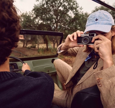 Morris man med keps och kostym