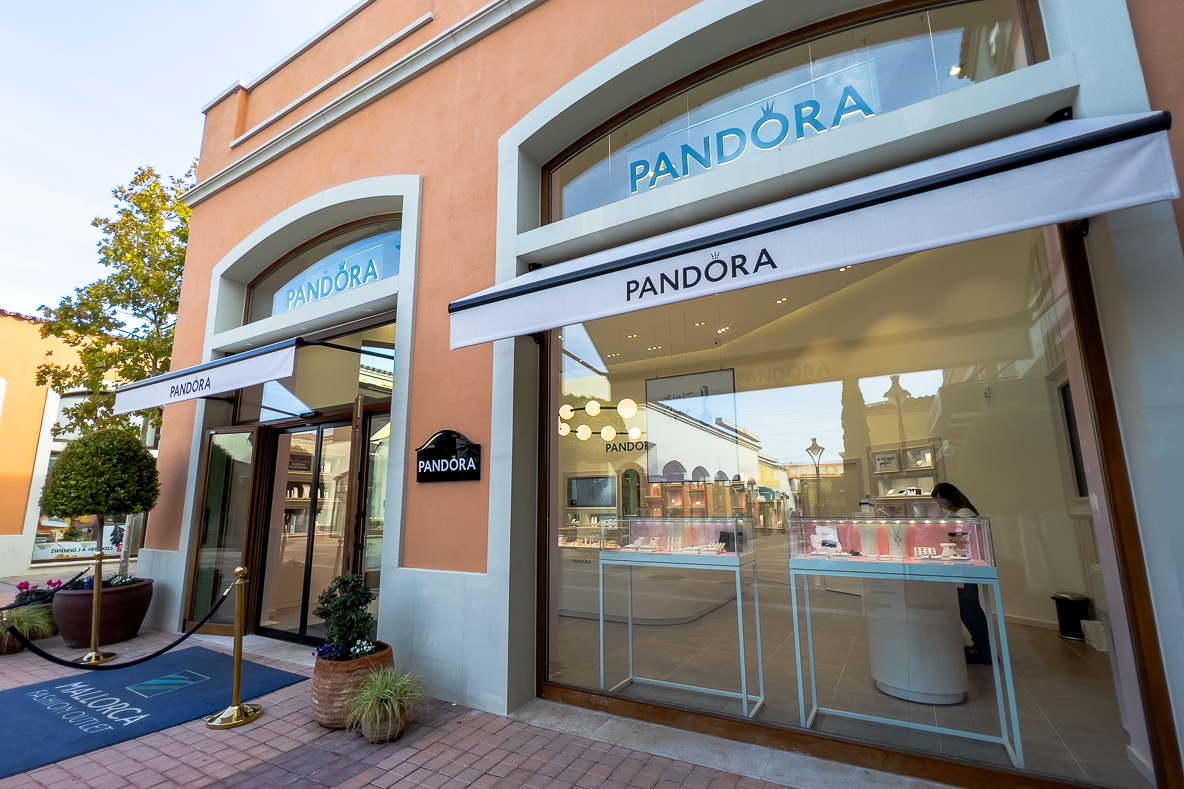 Pandora at outlet deals mall