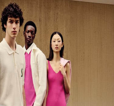 Lacoste SS26 som visar modeller i färgstarka sommarkläder, inklusive en framträdande rosa klänning.