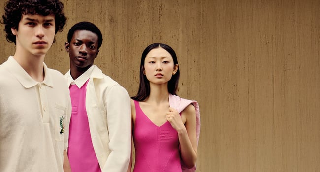 Lacoste SS26 som visar modeller i färgstarka sommarkläder, inklusive en framträdande rosa klänning.