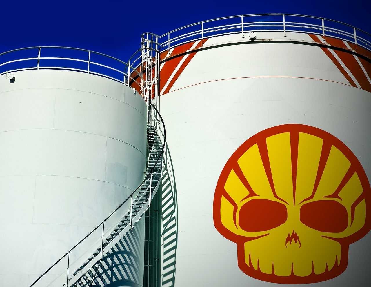 oil_tank_shell_crash_big.jpg