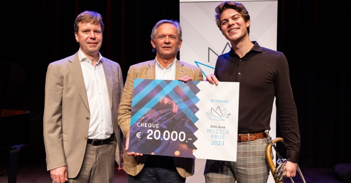 Winnaar Bram van de Glind ontvangt de BNG Bank Muziekprijs uit handen van Mat Meijs, secretaris van het BNG Cultuurfonds.