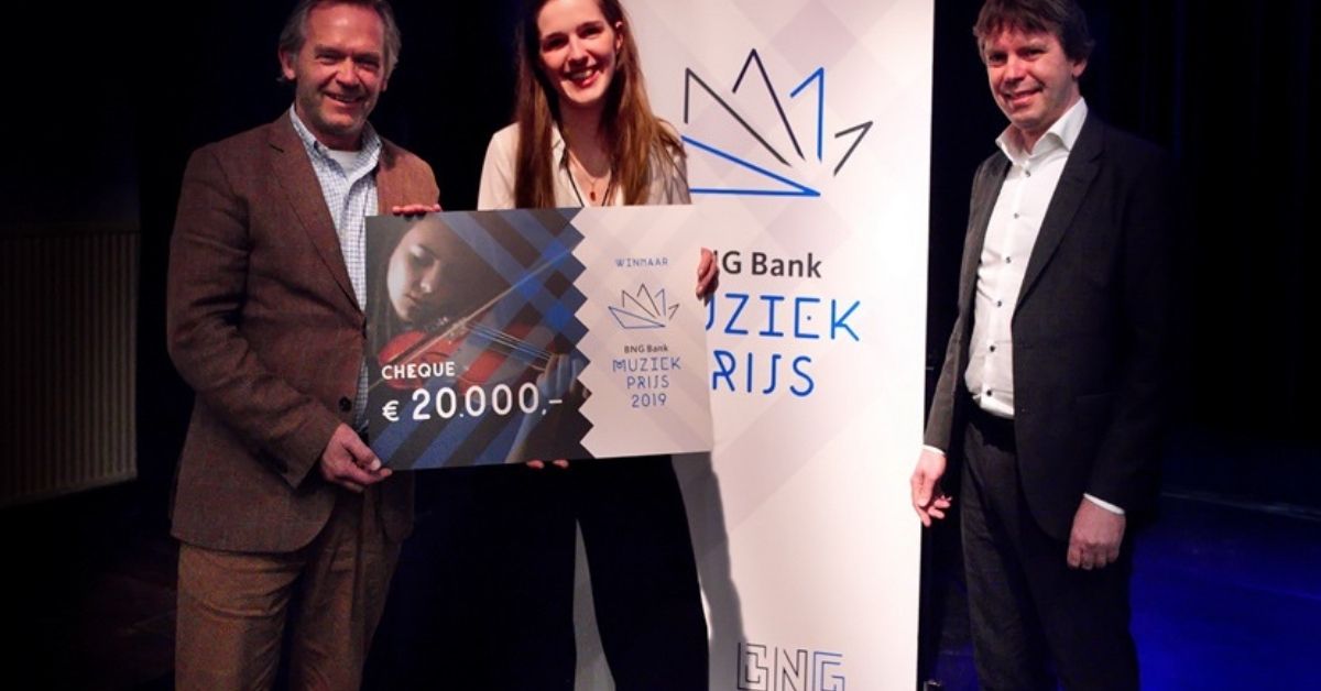 Kika Sprangers ontvangt de BNG Bank Muziekprijs 2019 uit handen van Mat Meijs in het Posttheater in Arnhem.