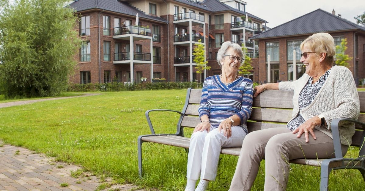 Twee personen op bankje bij Woonzorgcentrum Adegeest