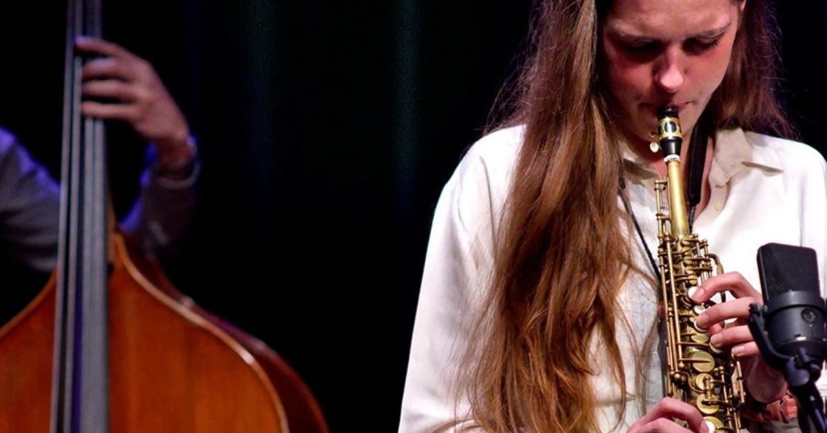 Saxofonist Kika Sprangers treedt op met haar quintet tijdens de feestelijke uitreiking in het Posttheater, spelend voor een enthousiast publiek.