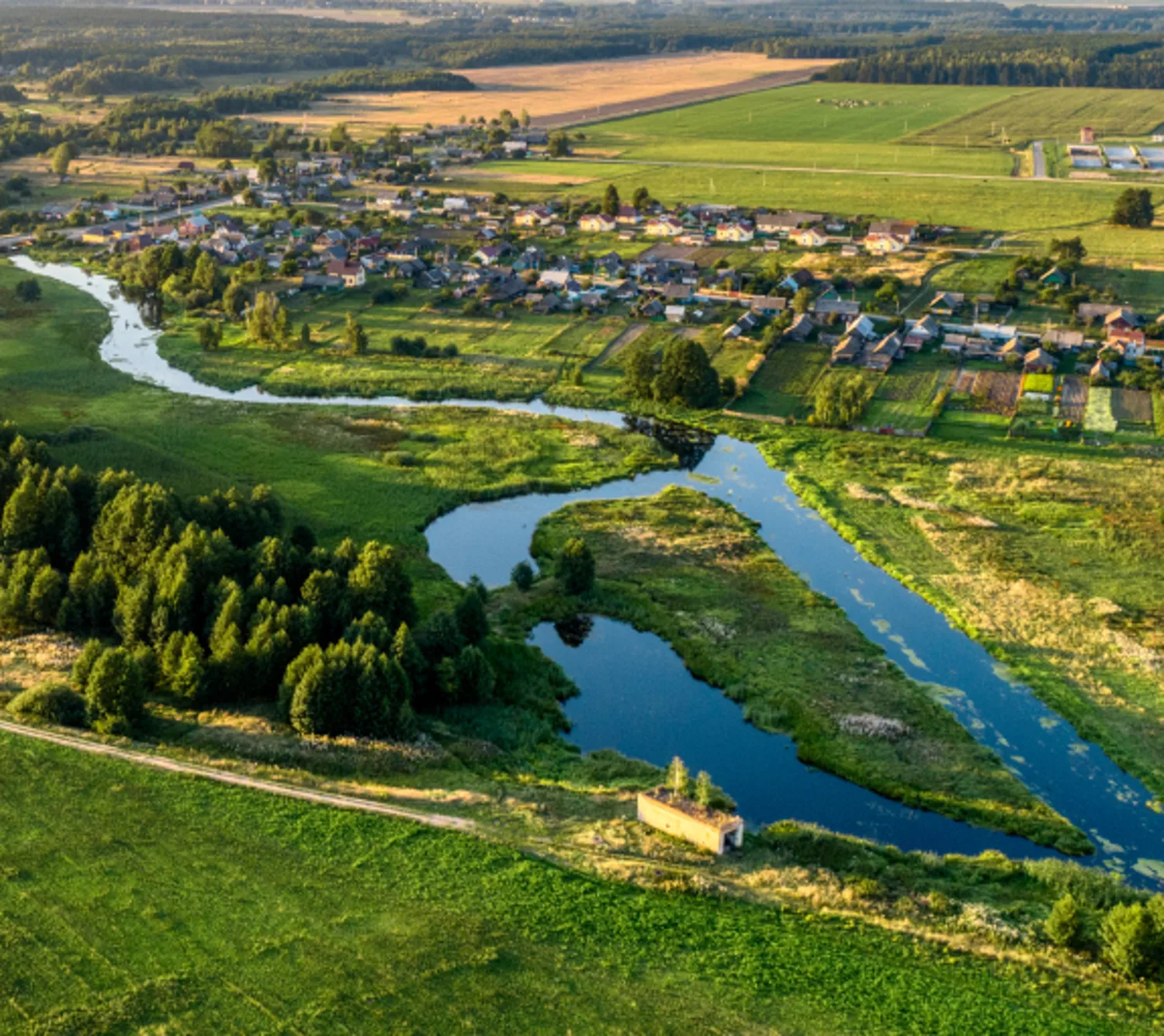An aerial photograph of a nature landscape with lake and houses in England
