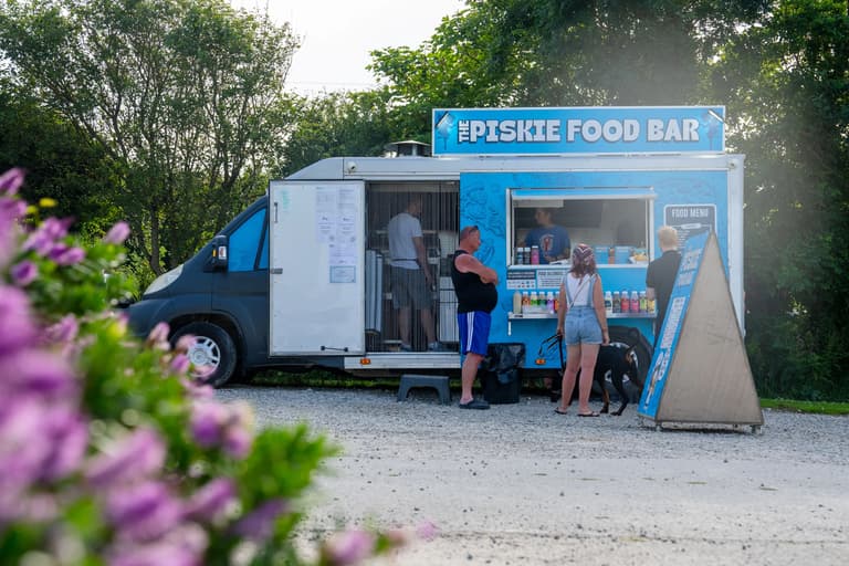 Outdoor food truck (peak season)