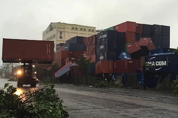 Typhoon Meranti causes 14,000-teu ship to hit Kaohsiung container
