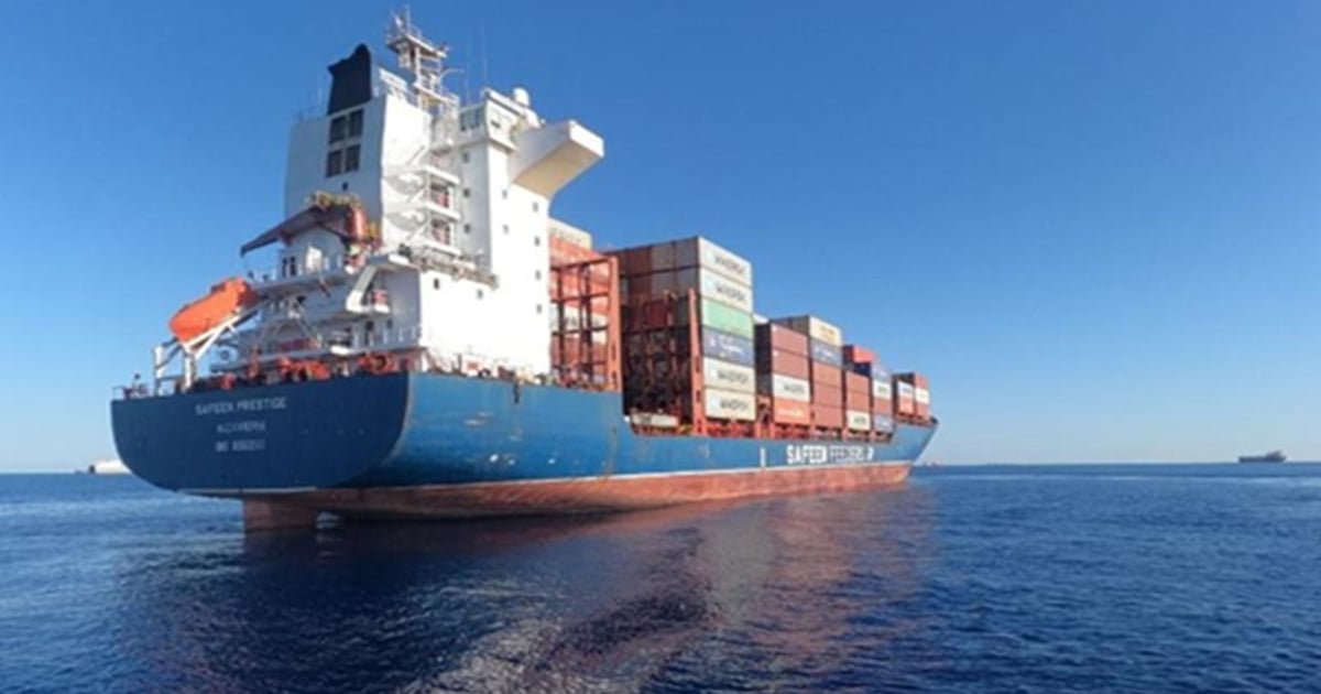 Container ship hit in Strait of Hormuz, 150 vessels trapped