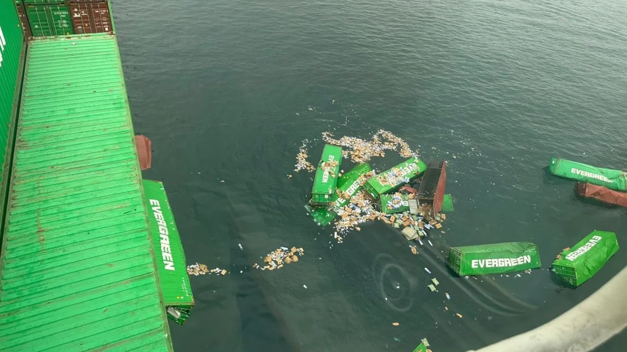 Evergreen-containers-overboard-2.jpeg
