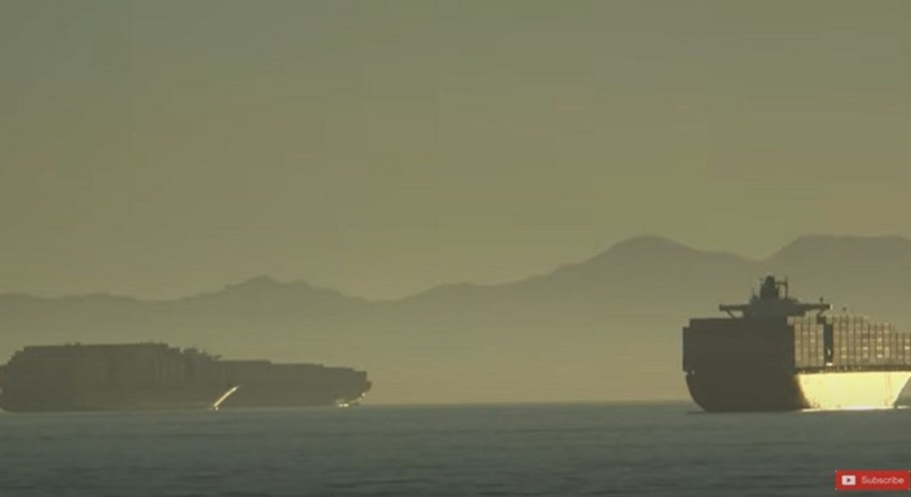 疫情期間美國西海岸聖佩德羅灣的船隻排隊