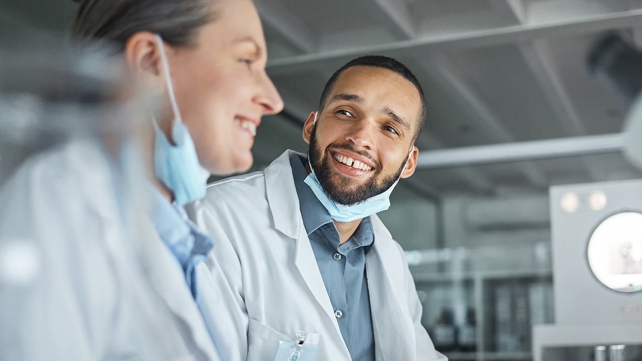 Zwei Forschende, die zusammen in einem Labor arbeiten.