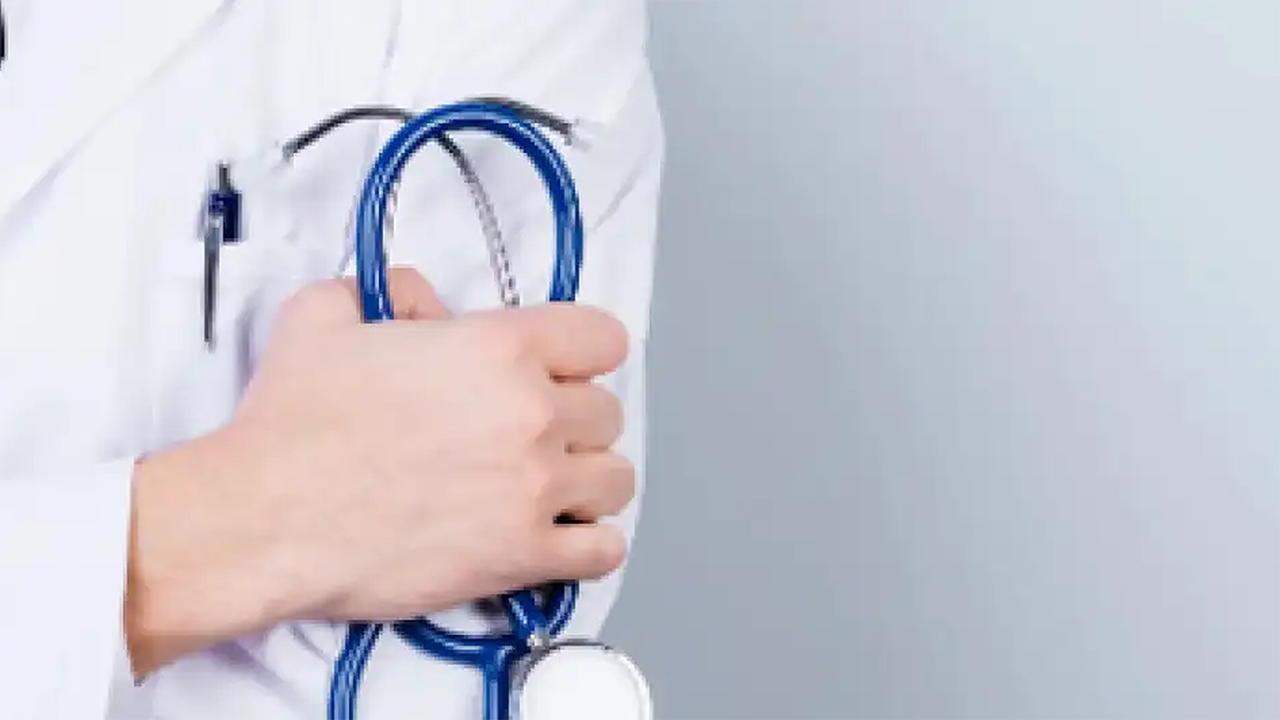 Ärzt:in hält Stethoskop in der Hand