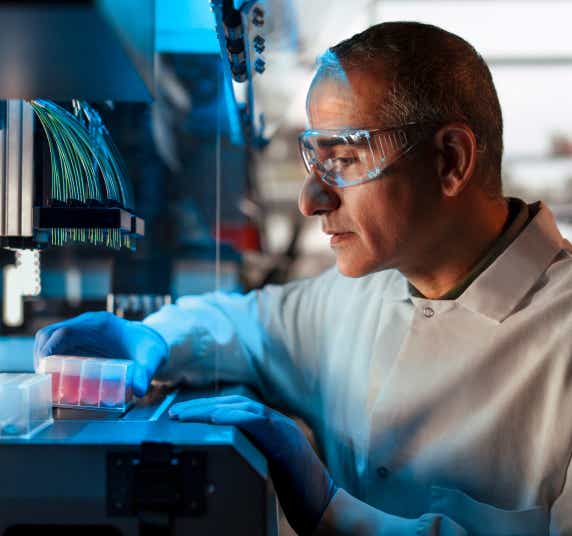 Innovation im Labor Ein Wissenschaftler führt konzentriert eine Forschung in einem Labor durch.