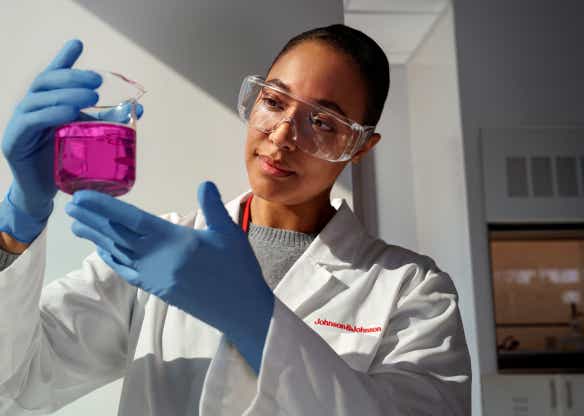 Sorgfalt in der Forschung Eine Wissenschaftlerin untersucht konzentriert eine Probe in einem Reagenzglas.