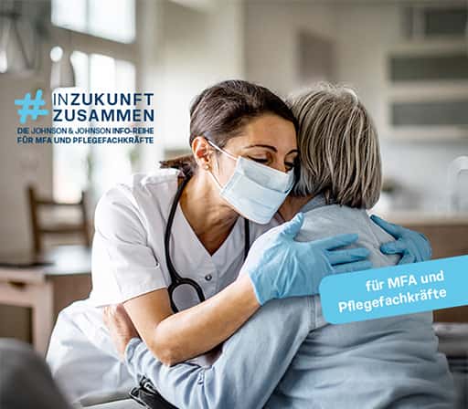 Bild über von einer MFA/Pflegefachkraft und einer Patientin. Man sieht das Gesicht der MFA, die eine medizinische Maske und medizinische Handschuhe trägt. Sie umarmt die Patientin, die man nur von hinten sieht. An ihren grauen Haaren kann man erkennen, dass sie bereits etwas älter ist. Im Bild oben Links ist das Logo der Veranstaltungsreihe „InZukunftZusammen“ mit der Bildunterschrift „Die Johnson & Johnson Info-Reihe für MFA und Pflegefachkräfte“. Unten rechts steht in weißer Schrift auf einem blauen Banner „für MFA und Pflegefachkräfte“