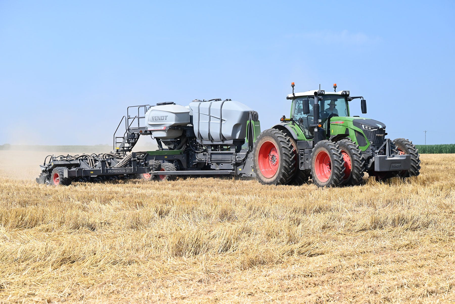 Fendt tractor and Momentum planter in a field