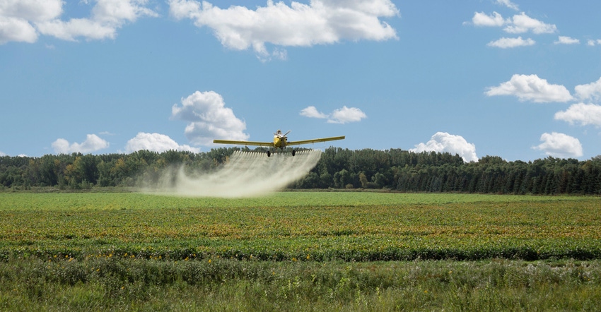 spray-plane-spraying-chemicals-on-field-ThinkstockPhotos-598827520.jpg