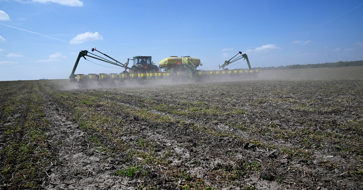 Midwest farmers battle weather extremes during spring planting