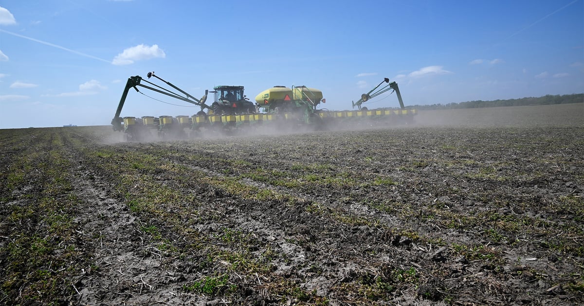 Midwest farmers battle weather extremes during spring planting