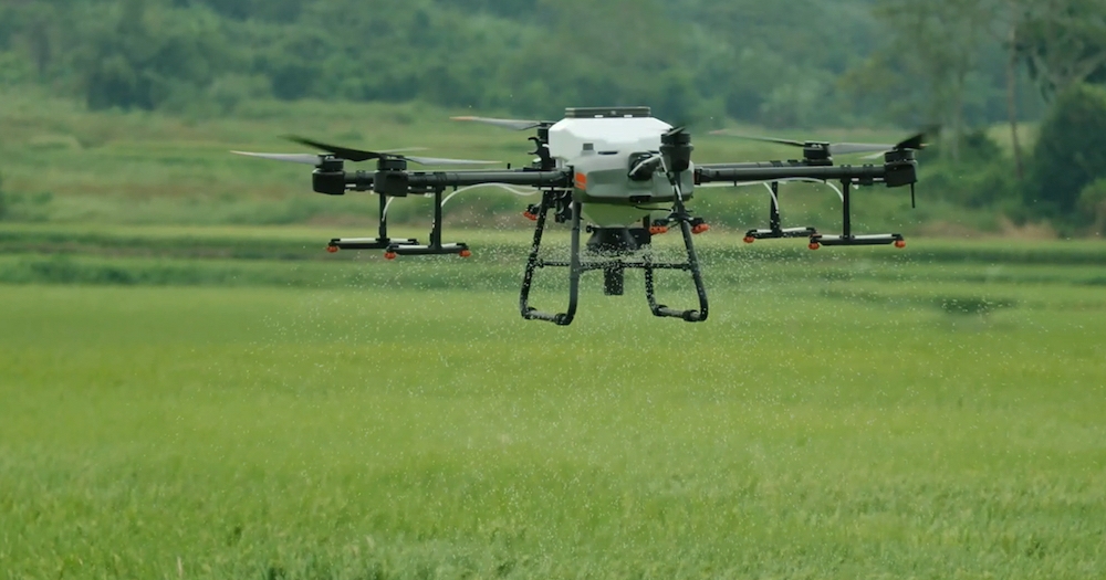 give Sved damper Agricultural drone spraying taking off | Farm Progress