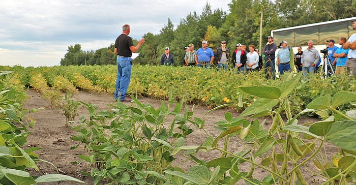 Jim Nash talks to soil health tour participants 